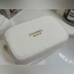 (New) Chanel Beauty Makeup Pouch White – Limited Edition